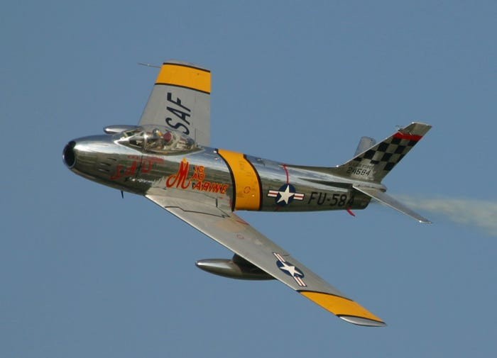 F-86 Sabre là chiến đấu cơ phản lực của Không quân Mỹ nổi danh trong chiến tranh Triều Tiên, ít ai biết rằng đây cũng là loại tiêm kích đầu tiên trong lịch sử sử dụng thiết kế cánh cụp về phía sau thay vì cánh vuông góc với thân như thông thường. Nguồn ảnh: BI.