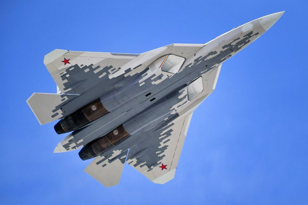 So với các loại tiêm kích thế hệ 5 khác, Su-57 được xem là có khả năng cơ động tốt hơn hẳn với động cơ có vector đẩy 3D thay vì động cơ 2D như trên các loại tiêm kích thế hệ năm còn lại. Nguồn ảnh: Pinterest.