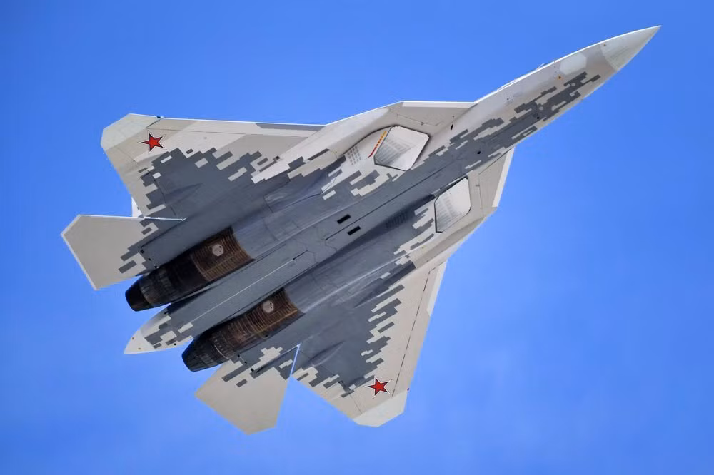 So với các loại tiêm kích thế hệ 5 khác, Su-57 được xem là có khả năng cơ động tốt hơn hẳn với động cơ có vector đẩy 3D thay vì động cơ 2D như trên các loại tiêm kích thế hệ năm còn lại. Nguồn ảnh: Pinterest.