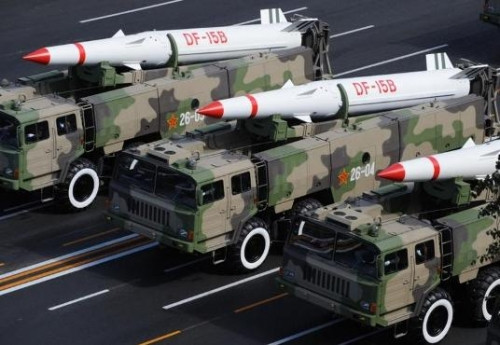 Loại tên lửa này sử dụng cơ chế dẫn đường bằng hệ thống vệ tinh Bắc Đẩu do Trung Quốc tự phát triển, kèm theo đó là dẫn hướng và kiểm soát hướng bay theo quán tính. Độ chính xác lệch tâm của DF-15 chỉ là 10 mét - hoàn toàn không có nghĩa lý gì với sức mạnh của đầu đạn mà nó mang theo. Nguồn ảnh: Xinhuan.