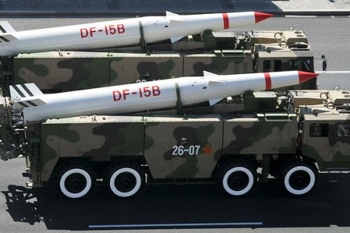 DF-15 có tầm hoạt động thấp nhất 600km. Với những phiên bản hiện đại hơn như DF-15A/B/C, tầm bắn có thể mở rộng lên tối đa tới 900 km. Nguồn ảnh: Xinhuan.