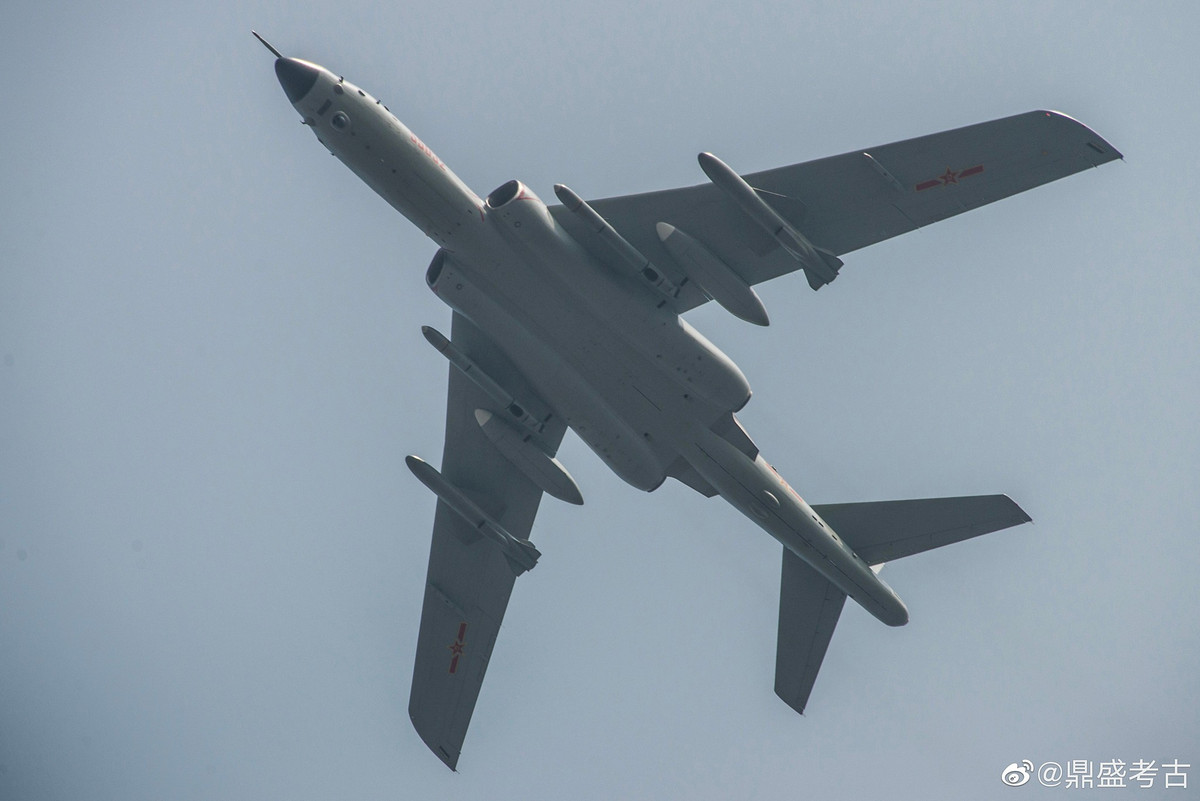 Đầu tiên, H-6N được cải biên về hệ thống nhiên liệu với việc tiến hành nâng cấp hệ thống bơm nhiên liệu trên không, ngoài ra chiếc máy bay ném bom này cũng được loại bỏ khoang bom giúp nó có kiểu dáng khi động học tốt hơn và trọng lượng nhẹ hơn. Nguồn ảnh: Pinterest.