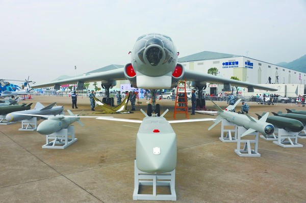 Việc loại bỏ khoang bom khiến H-6N không thể mang được bom thông thường với số lượng lớn như những phiên bản trước đó. Tuy nhiên H-6N lại được tối ưu hoá để sử dụng một loại vũ khí khác - nguy hiểm hơn bom rất nhiều. Nguồn ảnh: Pinterest.