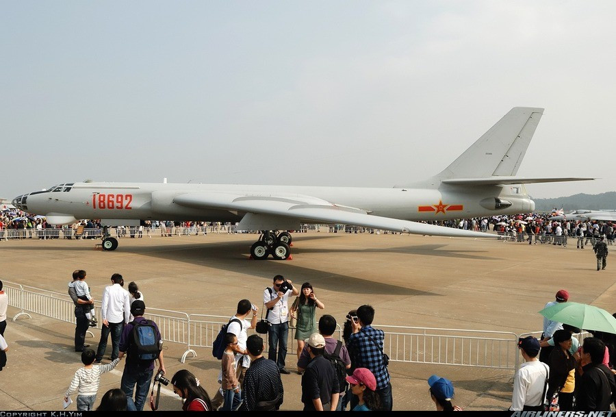 Để có thể đạt được tầm bay tối đa lên tới 6000 km - xa hơn mọi loại máy bay Trung Quốc từng sử dụng trong lịch sử - H-6N đã có một vài cải biên rất lớn so với các phiên bản trước đó. Nguồn ảnh: Pinterest.
