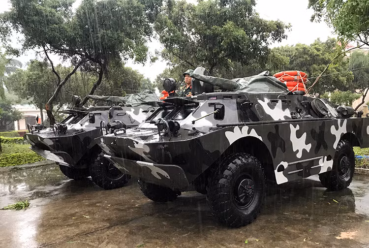 Một trong những đặc điểm cực kỳ "lợi hại" của xe BRDM-2 đó là nó có trọng lượng nhẹ - chỉ 7 tấn nên có thể tiếp cận vào những khu vực đường xấu, đường lầy lội một cách dễ dàng mà không làm hư hỏng đường xá. Nguồn ảnh: FTB.