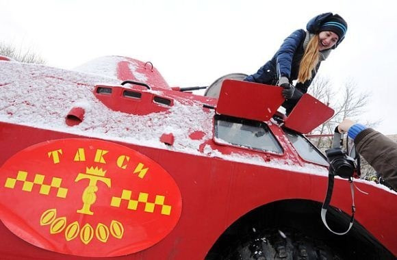 Tất nhiên là phiên bản taxi chạy phố BRDM-2 sẽ bị tháo bỏ hệ thống vũ khí. Tuy nhiên chủ xe vẫn gắn một khẩu súng giả vào vị trí tháp pháo để đảm bảo độ nguyên bản của thiết giáp này. Nguồn ảnh: RT.