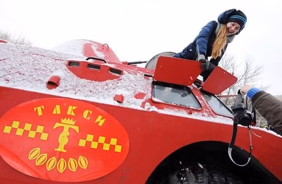 Tất nhiên là phiên bản taxi chạy phố BRDM-2 sẽ bị tháo bỏ hệ thống vũ khí. Tuy nhiên chủ xe vẫn gắn một khẩu súng giả vào vị trí tháp pháo để đảm bảo độ nguyên bản của thiết giáp này. Nguồn ảnh: RT.