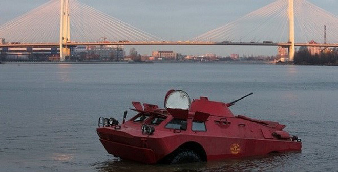 Thậm chí phiên bản taxi dịch vụ của BRDM-2 còn có thể lội sông thay vì bị kẹt vì tắc đường - cơn ác mộng ở Nga. Đáng tiếc là chủ xe luôn khuyến cáo khách hàng rằng họ sẽ không chịu trách nhiệm trong trường hợp khách đi xe bị ướt vì nước bắn vào trong xe khi lội nước. Nguồn ảnh: RT.