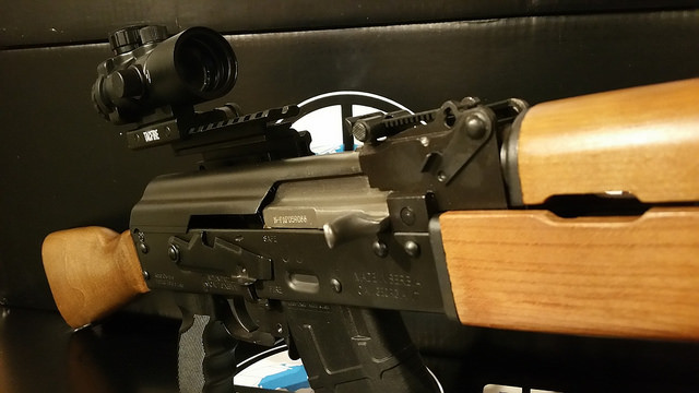 Nhiều công ty sản xuất phụ kiện vũ khí đã sản xuất loại ngắm kẹp thân theo nhiều kiểu dáng khác nhau, nhiều cỡ khác nhau để phù hợp với từng loại súng Kalashnikov cũng như từng loại ngắm khác nhau. Nguồn ảnh: Forces.