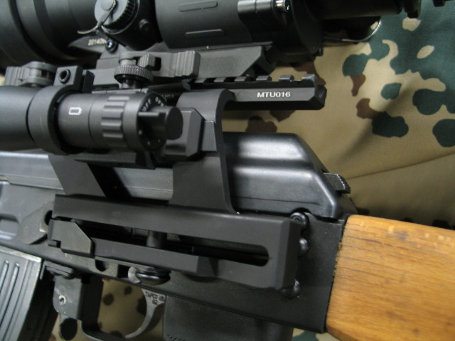 Với việc kẹp vào thân súng, phần ray gắn kính ngắm cũng như toàn bộ hệ thống ngắm này sẽ không làm ảnh hưởng tới quá trình hoạt động của súng nhưng vẫn giữ được độ ổn định cần có. Nguồn ảnh: MTU.