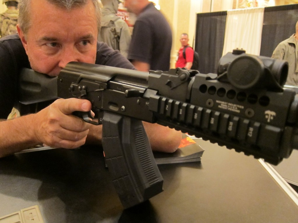 Nếu nắp hộp khoá nòng được làm cố định, súng trường Kalashnikov sẽ mất đi độ "dơ" mà súng vốn có khiến nó dễ bị kẹt đạn hơn khi cát, bụi chui vào trong. Vậy nên để gắn thêm ngắm vào súng AK, người ta thường tránh tác động vào nắp hộp khoá nòng và lắp kính ngắm ở... xa mắt xạ thủ như thế này. Nguồn ảnh: Pinterest.