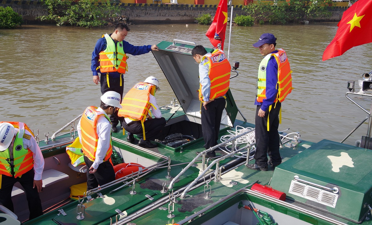 Đầu tiên, phần thân của tàu phải được chế tạo bằng vật liệu composite. Loại vật liệu này cho phép tàu có độ nổi cao nhưng vẫn phải chịu được va đập vì quanh các đảo ở Trường Sa có đá ngầm rất lởm chởm. Nguồn ảnh: BHQ.