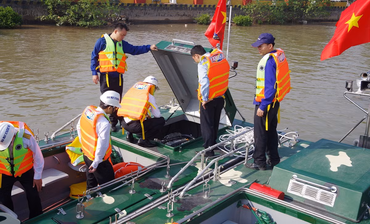 Đầu tiên, phần thân của tàu phải được chế tạo bằng vật liệu composite. Loại vật liệu này cho phép tàu có độ nổi cao nhưng vẫn phải chịu được va đập vì quanh các đảo ở Trường Sa có đá ngầm rất lởm chởm. Nguồn ảnh: BHQ.