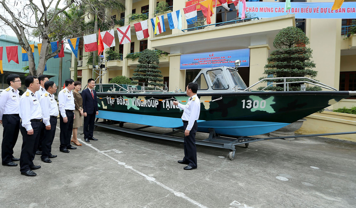 Để phục vụ được yêu cầu đó, xuồng Chủ Quyền có thiết kế đáy rất đặc biệt, cho phép nó có khả năng trượt trên đá ngầm, san hô, đá cuội mà không bị móp, méo hay thủng. Nguồn ảnh: Vietnamnet.