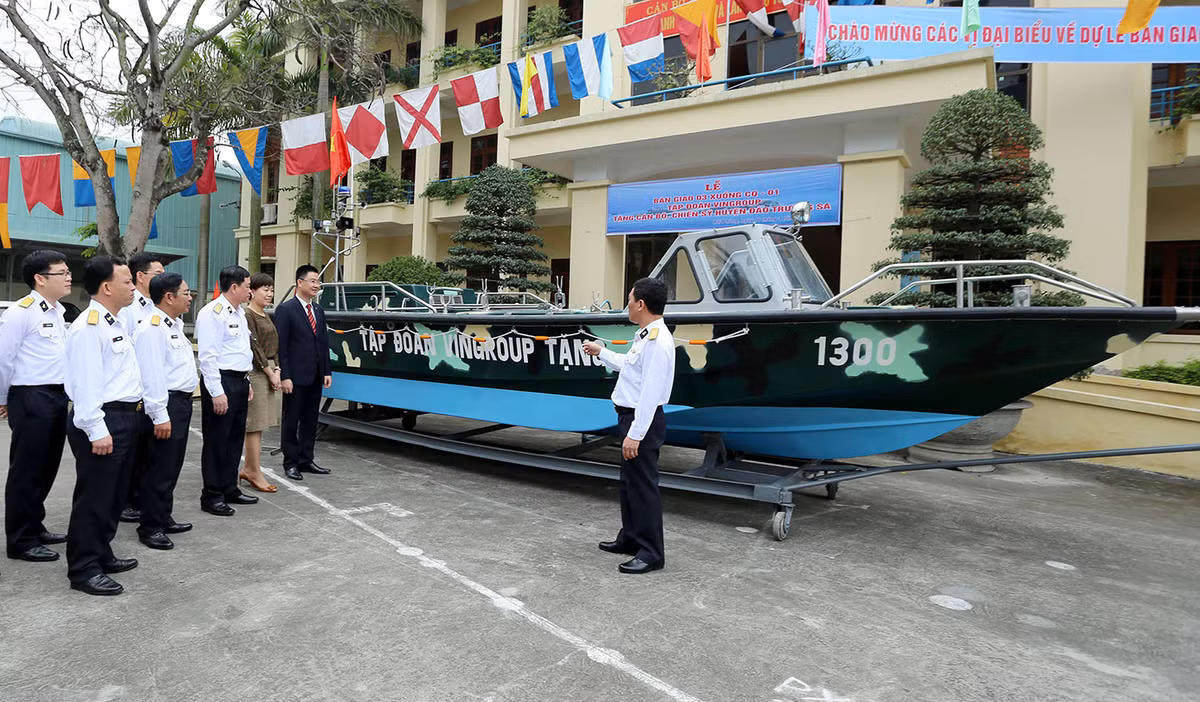 Để phục vụ được yêu cầu đó, xuồng Chủ Quyền có thiết kế đáy rất đặc biệt, cho phép nó có khả năng trượt trên đá ngầm, san hô, đá cuội mà không bị móp, méo hay thủng. Nguồn ảnh: Vietnamnet.