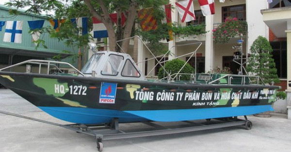 Để hoạt động trong môi trường nhiều đá ngầm, xuồng CQ không được phép có mớm nước quá sâu. Tuy nhiên, dù mớm nước rất nông tàu vẫn phải có khả năng chịu sóng cao hơn 2 cấp so với các loại xuồng thông thường. Nguồn ảnh: BHQ.