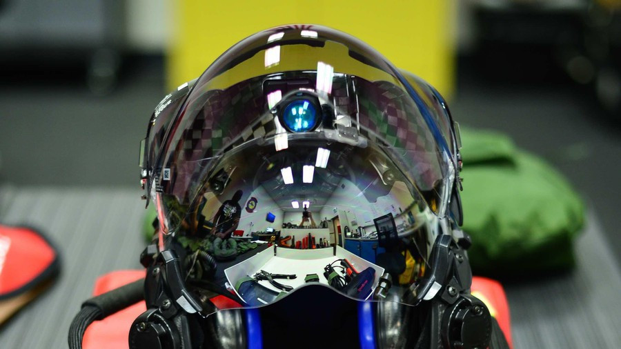 Mũ bay của phi công F-35 có thể nhìn xuyên thấu chiếc máy bay.