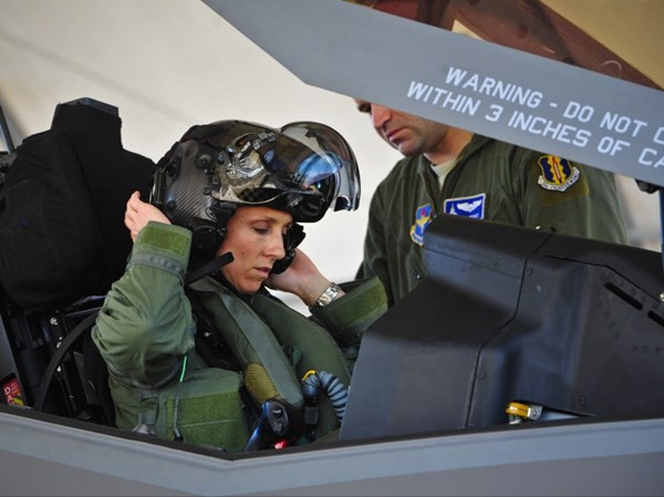 "Boong tàu sân bay là môi trường tối nhất bạn có thể gặp trong những đêm không trăng. Bạn không thể hạ độ sáng đèn LED tới mức đủ để quan sát xung quanh mà vẫn nhìn được dữ liệu hiển thị trên mũ.