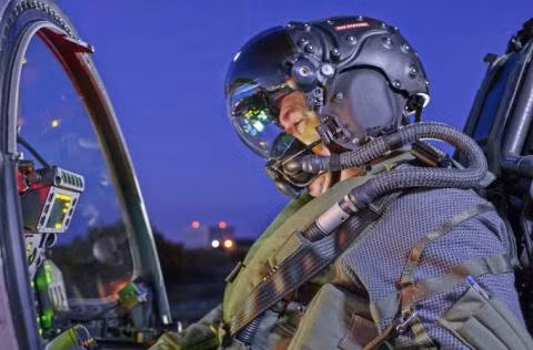 Lầu Năm Góc từng tìm cách giải quyết vấn đề bằng cách nâng cấp phần mềm, cho phép phi công giảm độ sáng của đèn LED, nhưng nó vẫn không giải quyết triệt để vấn đề.