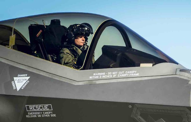 Mũ bảo hiểm của phi công F-35 được ví như "thiên nhãn" vì được kết nối với hệ thống cảm biến trên máy bay, giúp phi công quan sát mọi thứ xung quanh tiêm kích khi hoạt động.
