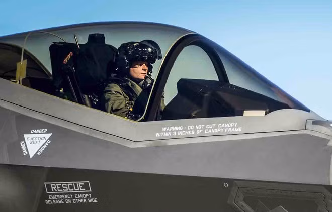 Mũ bảo hiểm của phi công F-35 được ví như "thiên nhãn" vì được kết nối với hệ thống cảm biến trên máy bay, giúp phi công quan sát mọi thứ xung quanh tiêm kích khi hoạt động.