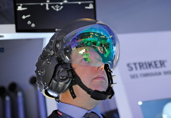 Lỗi này được phát hiện từ năm 2012 nhưng chưa được xử lý, khiến phi công hải quân Mỹ không thể quan sát dàn đèn dẫn đường trên boong tàu sân bay, gây nguy hiểm tính mạng nếu họ cố hạ cánh trong đêm.