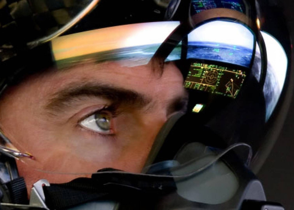 Nếu phi công nhìn về phía sau lưng, họ sẽ thấy bầu trời phía sau mình. Điều này đạt được là do thân máy bay được gắn 6 camera.