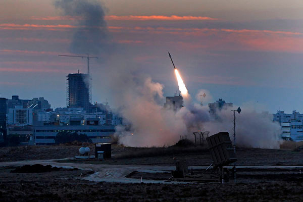 Tuy nhiên, do Iron Dome cần phân tích đường bay của mọi phát đạn rocket mà đối phương bắn ra, tổ hợp này không thể phòng thủ ở tầm quá gần, nghĩa là rocket của đối phương cần bay đủ lâu để Iron Dome tung đòn đánh hạ hoặc bay càng lâu càng tốt để Vòm Sắt... có thời gian tính toán. Nguồn ảnh: Pinterest.