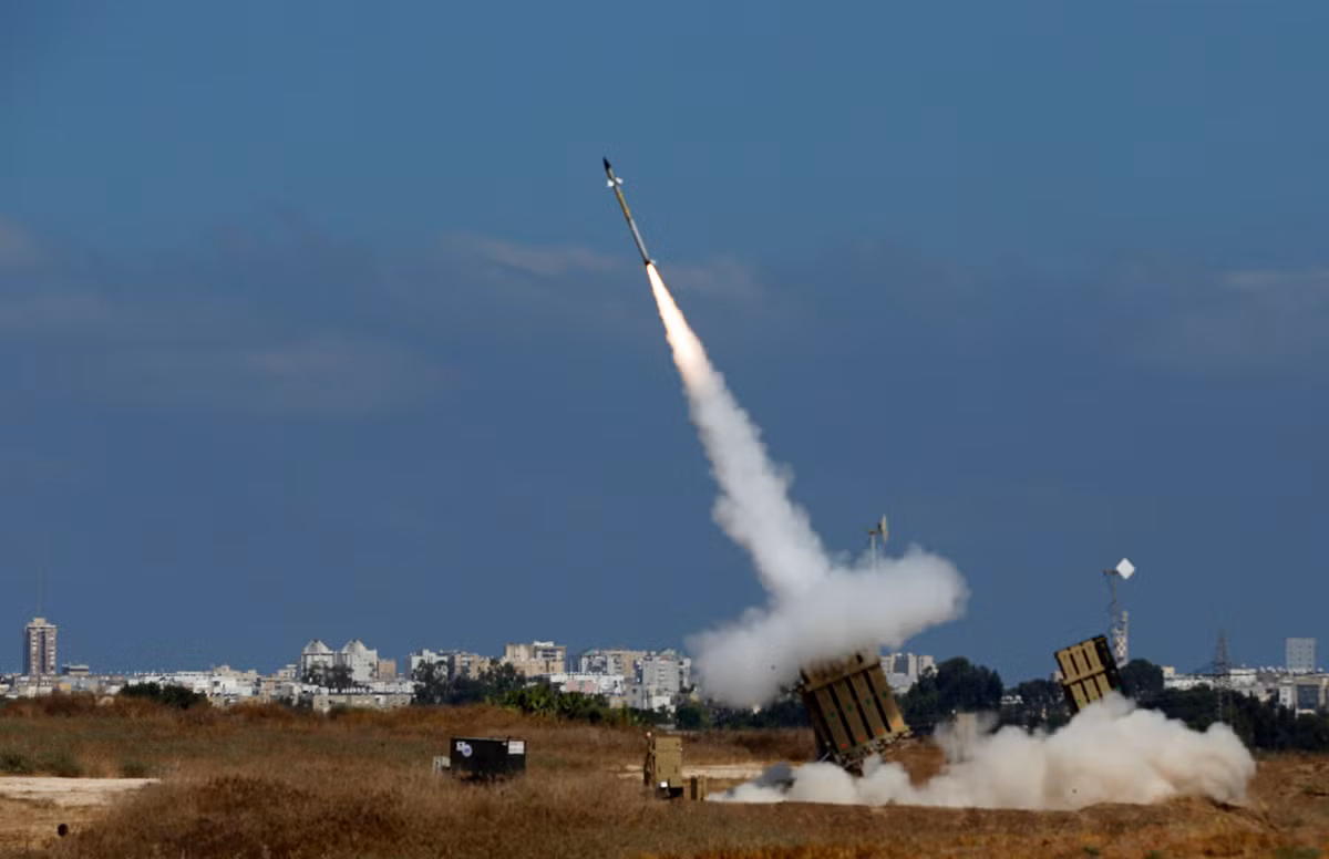 Iron Dome là hệ thống phòng thủ có chọn lọc, nghĩa là hệ thống radar của Iron Dome sẽ lọc mục tiêu, vẽ ra toạ độ của từng viên đạn rocket. Nếu như toạ độ của viên đạn rocket đi vào khu vực Iron Dome bảo vệ, nó mới đánh trả. Nguồn ảnh: Pinterest.