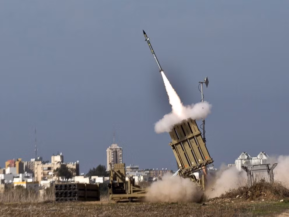 Mặc dù toàn bộ các hệ thống phòng thủ Iron Dome đều đã hoạt động hết công suất nhưng cuối cùng, Vòm Sắt chỉ đánh chặn được khoảng 60 rocket từ phía Palestine bắn ra. Nguồn ảnh: Pinterest.