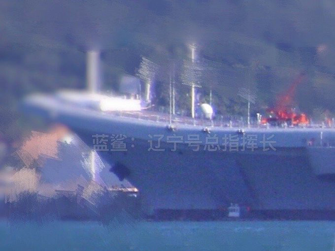 Dựa vào kích thước của tấm bạt che số trên tàu sân bay Type 001A, có thể thấy dường như tàu này cũng chỉ được mang hai số - giống với tàu Liêu Ninh từng được đánh số 16. Nguồn ảnh: Twitter.