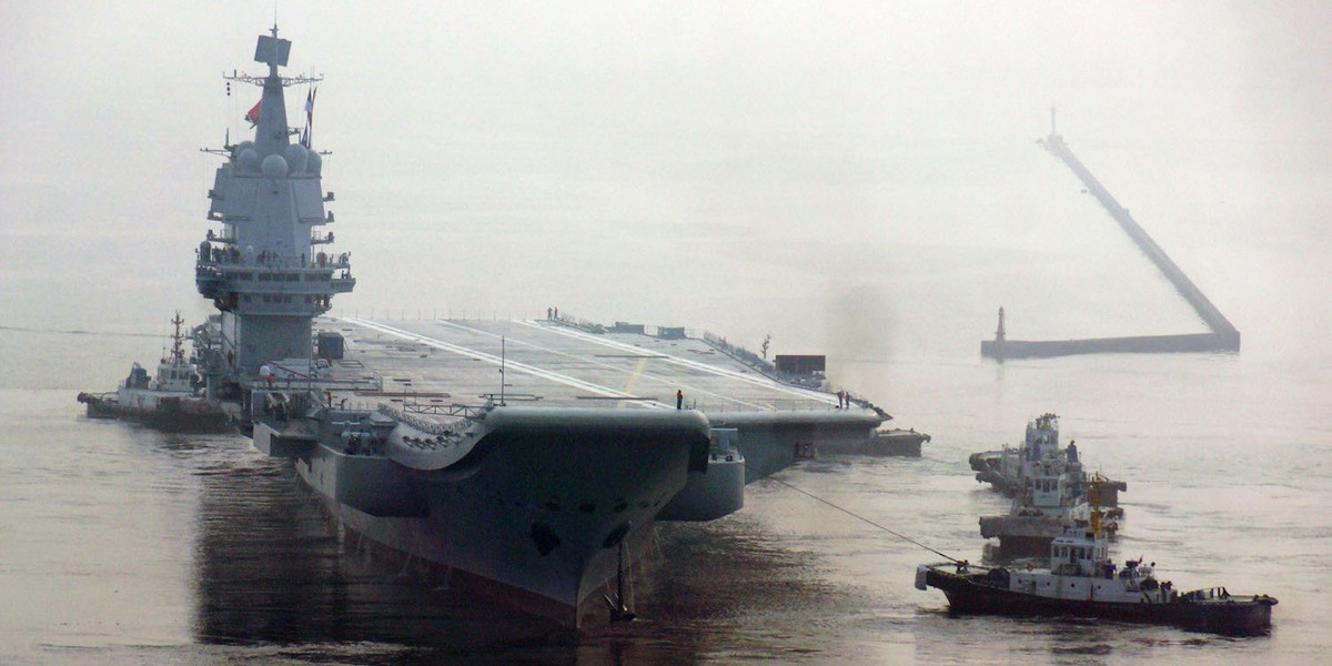 Mặc dù được Trung Quốc đóng mới từ năm 2015, tuy nhiên tàu sân bay Type 001A lại sử dụng động cơ thông thường chứ không sử dụng động cơ hạt nhân như nhiều tàu sân bay hiện đại trên thế giới hiện nay. Nguồn ảnh: Twitter.