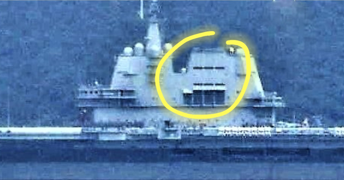 Phần số đánh trên kiến trúc thượng tầng của hàng không mẫu hạm Type 001A cũng bị che đi một cách khó hiểu. Không rõ việc "giấu số" của Type 001A có làm cho nó nguy hiểm hơn không hay chỉ đơn giản là một phương pháp "gây tò mò" của Hải quân Trung Quốc. Nguồn ảnh: Twitter.