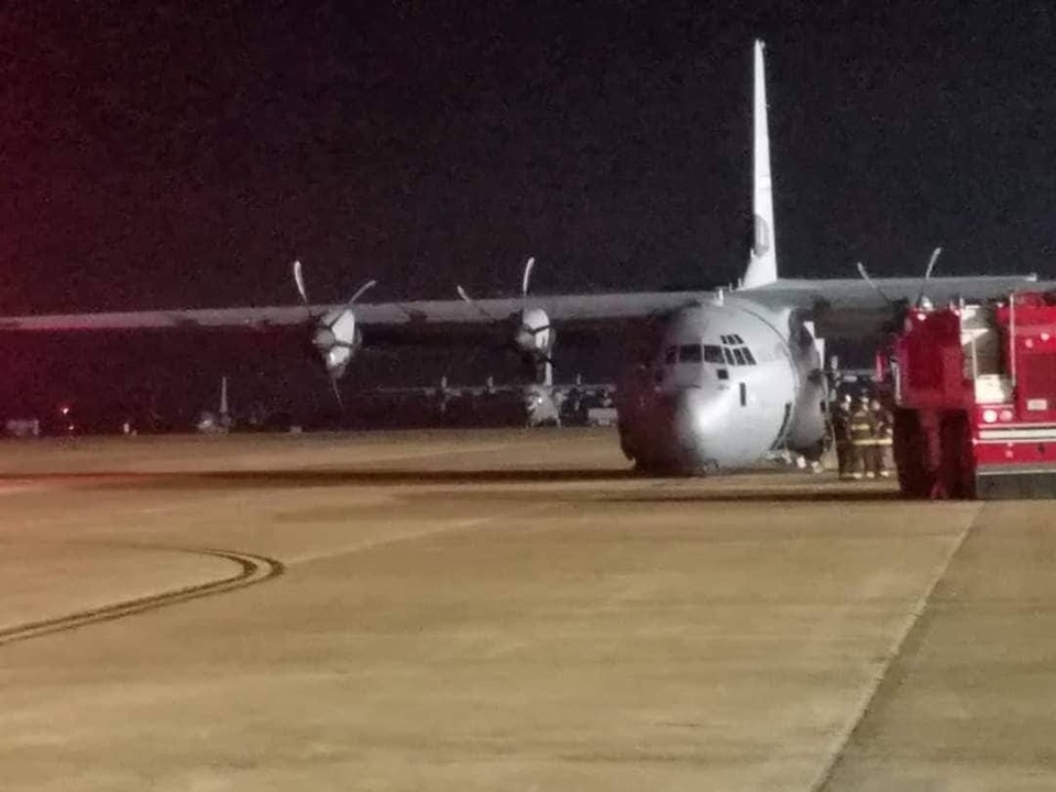 Sự cố xảy ra ở căn cứ Không quân Little Rock đặt tại bang Arkansas. Theo thông tin được Không quân Mỹ công bố, chiếc máy bay vận tải C-130J của lực lượng này đã gặp sự cố dẫn đến việc gẫy hoàn toàn càng trước. Nguồn ảnh: ACBS.