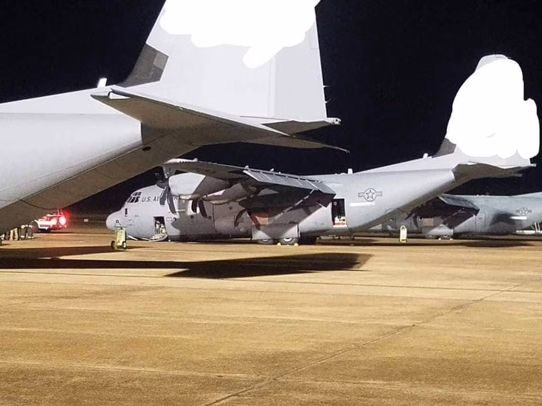 Sự việc xảy ra vào hôm 30/10 vừa rồi, ngay sau khi bị gãy càng đáp, chiếc C-130J đã tiến hành sơ tán khẩn cấp. Sự việc không có thiệt hại về người. Nguồn ảnh: ACBS.