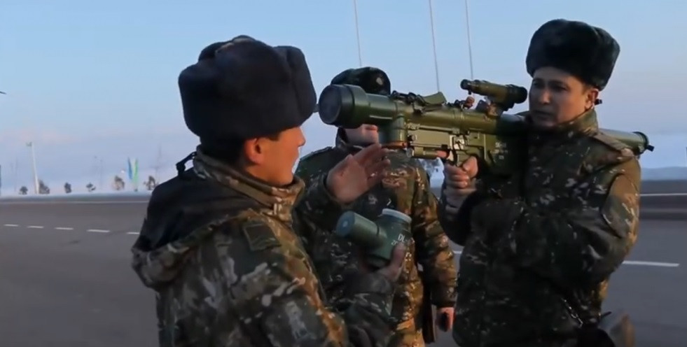 Đầu tiên là Uzbekistan, quốc gia này vừa để lộ tên lửa phòng không vác vai Tiền Vệ 18 hay QW-18 trong biên chế của mình. Nguồn ảnh: Livejournal.