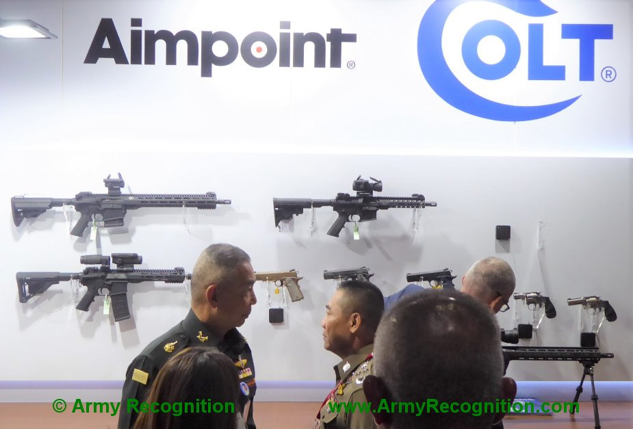 Thu hút được nhiều sự chú ý nhất lại là khu trưng bày các loại vũ khí cá nhân như súng ngắn, súng trường tấn công, súng tiểu liên bên trong triển lãm. Nguồn ảnh: ArmyRec.