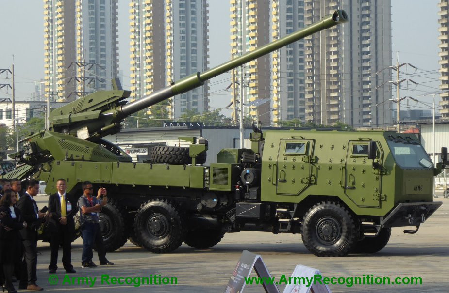 Ngay trong ngày triển lãm khai mạc, một loạt các loại khí tài, thiết bị quân sự cực khủng đã được mang ra trưng bày. Ảnh: Pháo tự hành bánh lốp ATMG 150mm. Nguồn ảnh: ArmyRec.