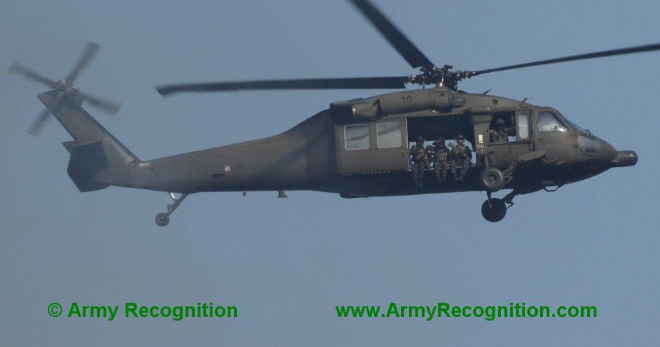 Trực thăng đa dụng Black Hawk cùng lính đặc nhiệm Thái Lan xuất hiện trong ngày mở màn của triển lãm. Nguồn ảnh: ArmyRec.