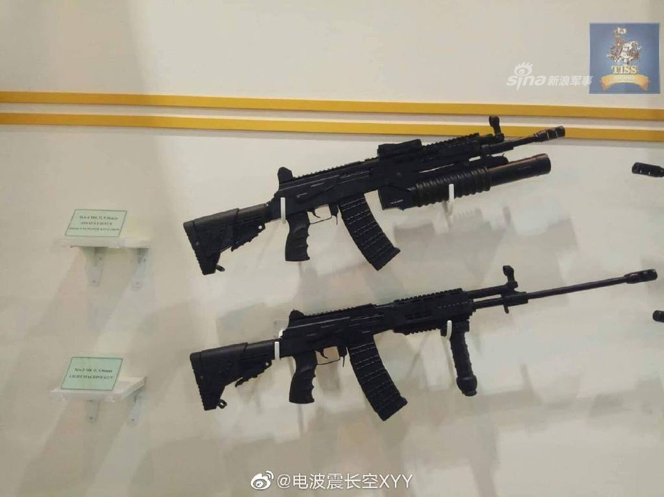 Đặc biệt, trong đó có gian hàng của Myanmar, quốc gia này đã cho thấy năng lực tự sản xuất vũ khí tốt bậc nhất Đông Nam Á của mình khi mang tới đây nhiều loại súng do mình tự thiết kế, sản xuất. Nguồn ảnh: Sina.