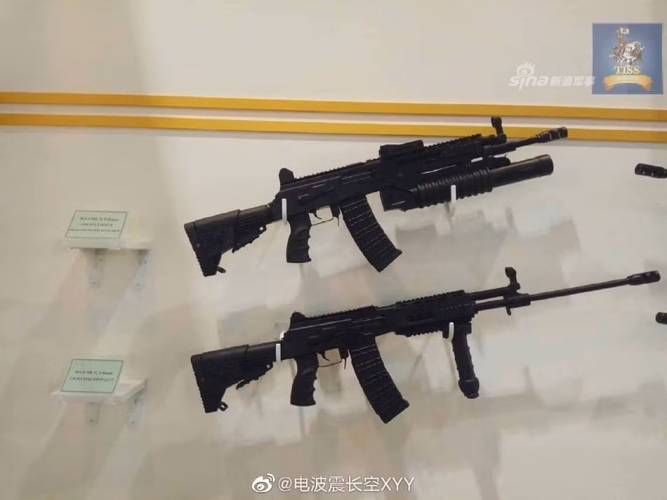 Đặc biệt, trong đó có gian hàng của Myanmar, quốc gia này đã cho thấy năng lực tự sản xuất vũ khí tốt bậc nhất Đông Nam Á của mình khi mang tới đây nhiều loại súng do mình tự thiết kế, sản xuất. Nguồn ảnh: Sina.
