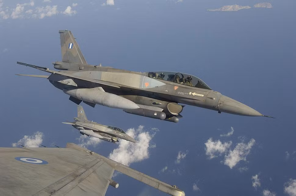 Hầu hết các thiết bị cơ điện trong buồng lái của F-16V đã được thay thế bởi một màn hình hiển thị đa năng do chi nhánh tại Mỹ của Elbit Systems sản xuất.