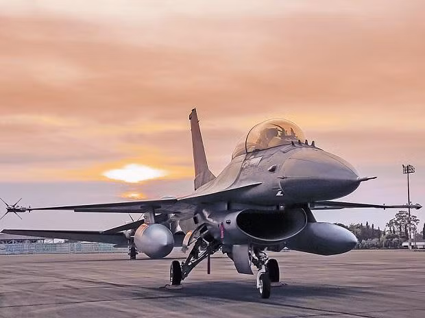 Ngoài ra, những chiếc F-16 Viper của Đài Loan còn có thêm một tính năng đáng lưu tâm khác, đó là nó được nâng cao khả năng tàng hình nhờ lớp phủ radar HAVE GLASS II (RAM).