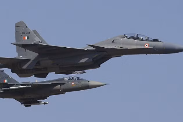 Bên cạnh đó động cơ kiểm soát vector lực đẩy 2 chiều (2D TVC) AL-31FP kết hợp cùng cặp cánh mũi khiến cho tính năng thao diễn của Su-30MKI cực cao, mang lại lợi thế lớn trong không chiến quần vòng cự ly gần