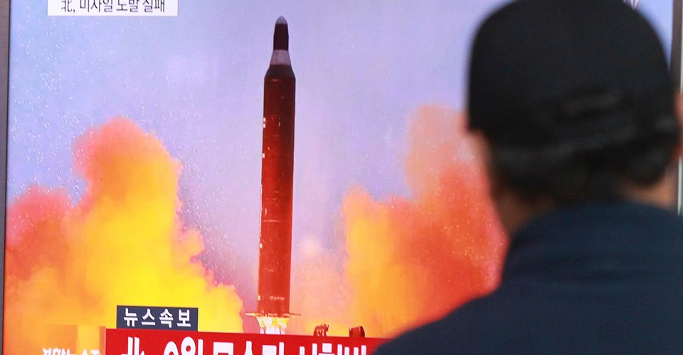 Tuy nhiên trước đó vào hồi đầu tháng này, Triều Tiên được cho là đã phóng thử tên lửa đạn đạo từ tàu ngầm nhằm khẳng định rằng, mọi mối nguy hại tới quốc gia này sẽ đều bị đáp trả xứng đáng. Nguồn ảnh: Reuters.