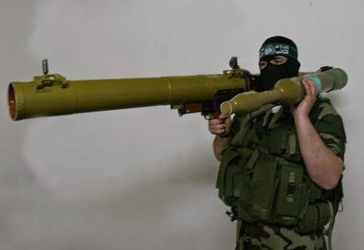 RPG-29 có hai cơ chế phóng. Cơ chế phóng thứ nhất là đặt trên vai, tỳ bắn như các loại súng chống tăng thông thường. Cách thức thứ hai là bắn với hệ thống chân đế với tầm bắn chính xác hiệu quả tối đa lên tới 500 mét. Nguồn ảnh: Stationary.