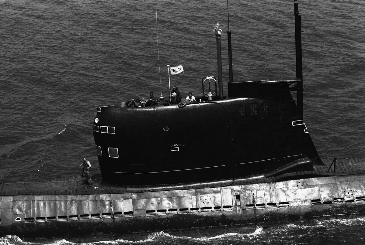 Tàu được trang bị ba động cơ diesel mỗi động cơ 2000 mã lực, 3 động cơ điện mỗi động cơ công suất 2700 mã lực cùng ba trục dẫn động với ba chân vịt, mỗi chân vịt có 6 lá cánh. Nguồn ảnh: Pinterest.