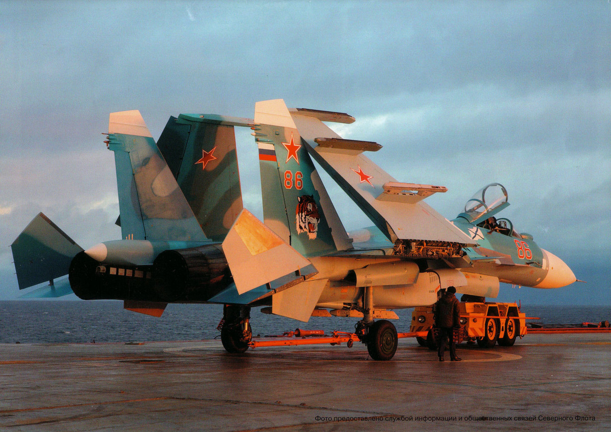 Ngoài ra, hệ thống động cơ của Su-33 cũng có thể sẽ được thay thế, sử dụng động cơ AL-31FP với hệ thống kiểm soát vector lực đẩy hiện đại hơn, giúp nó mang được nhiều vũ khí hơn dù khoảng cách chạy đà cất cánh là không đổi. Nguồn ảnh: Commons.