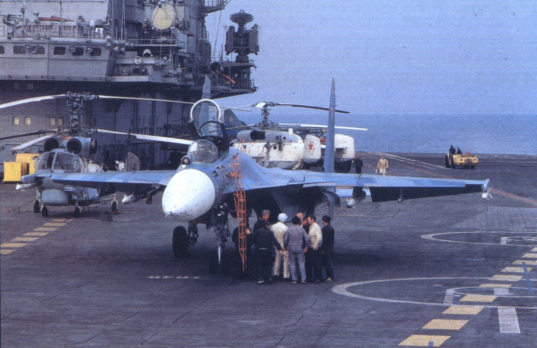 Việc sử dụng Su-33 cho các lực lượng không quân thông thường cũng bị coi là không phù hợp, đơn giản là vì chiếc chiến đấu cơ này vốn được thiết kế để cất - hạ cánh trên tàu sân bay, vậy nên nó có tải trọng vũ khí khá thấp, chỉ 6,5 tấn so với tải trọng trung bình 8 tấn của các loại chiến đấu cơ khác Nga đang sử dụng trong không quân. Nguồn ảnh: Commons.