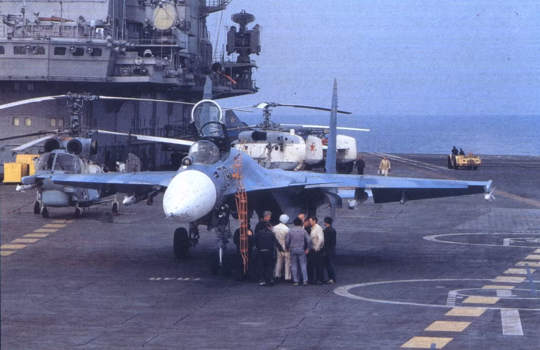 Việc sử dụng Su-33 cho các lực lượng không quân thông thường cũng bị coi là không phù hợp, đơn giản là vì chiếc chiến đấu cơ này vốn được thiết kế để cất - hạ cánh trên tàu sân bay, vậy nên nó có tải trọng vũ khí khá thấp, chỉ 6,5 tấn so với tải trọng trung bình 8 tấn của các loại chiến đấu cơ khác Nga đang sử dụng trong không quân. Nguồn ảnh: Commons.